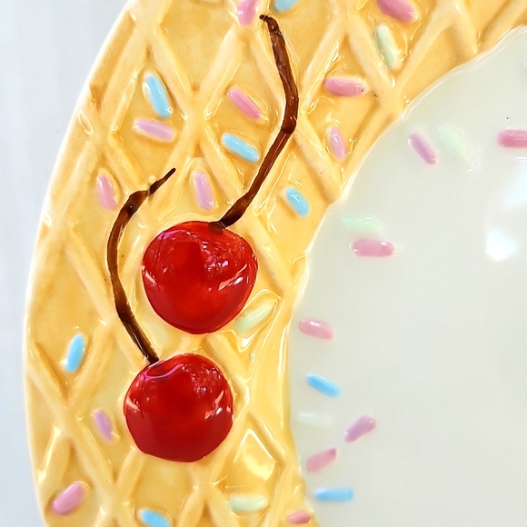 ONEIDA KITCHEN WE ALL SCREAM FOR ICE CREAM PATTERN SET OF 4 DESSERT PLATES - Picture 3 of 8